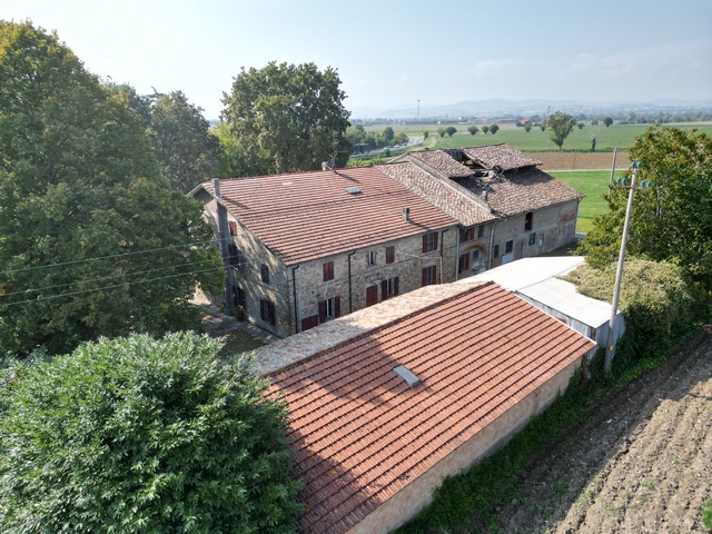 Country estate close to the centre of the town of Collecchio