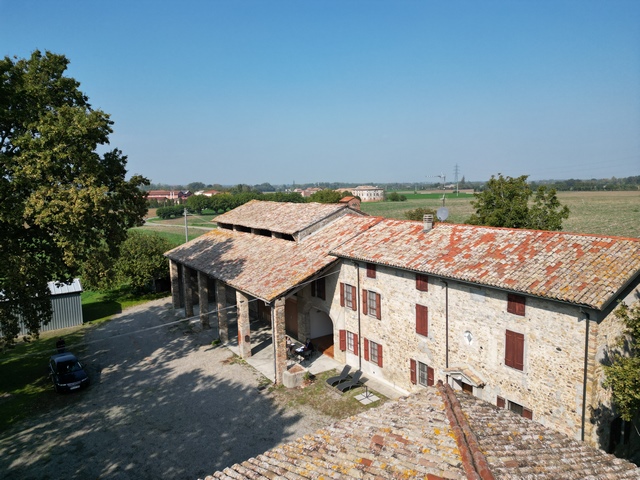 Country estate close to the centre of the town of Collecchio