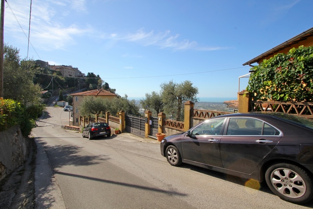 Sehr gut restauriertes Rustico in kleinem Versilia-Weiler mit Meerblick