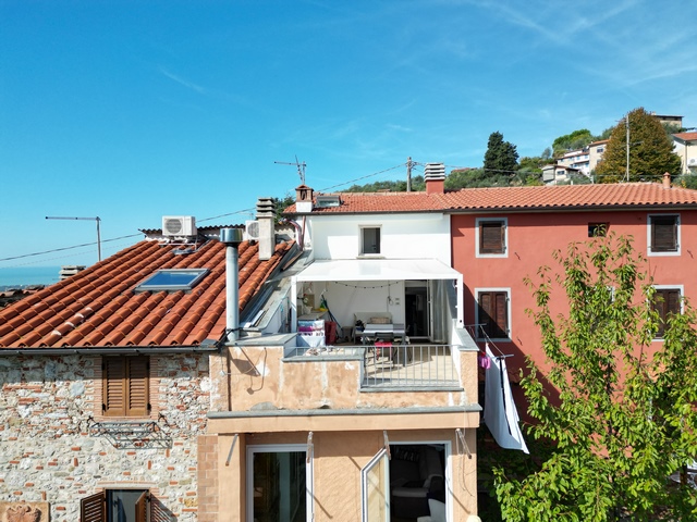 Sehr gut restauriertes Rustico in kleinem Versilia-Weiler mit Meerblick