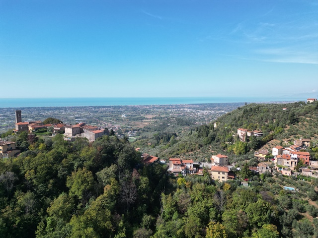 Sehr gut restauriertes Rustico in kleinem Versilia-Weiler mit Meerblick