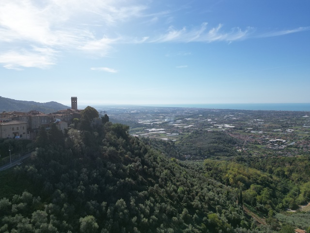 Rustico molto ben ristrutturato in piccolo borgo della Versilia con vista mare