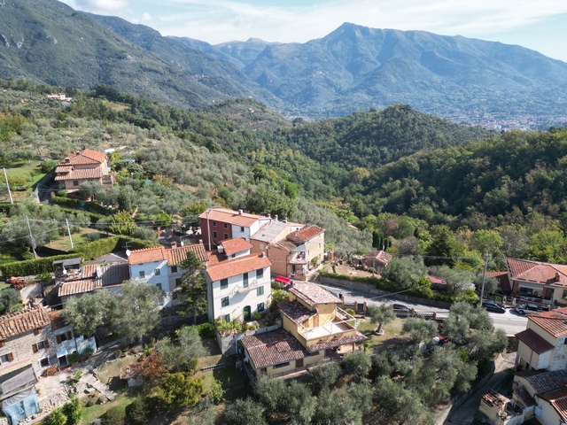 Sehr gut restauriertes Rustico in kleinem Versilia-Weiler mit Meerblick