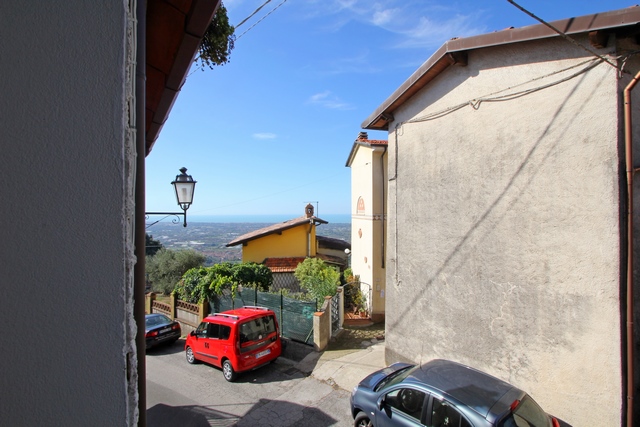 Sehr gut restauriertes Rustico in kleinem Versilia-Weiler mit Meerblick