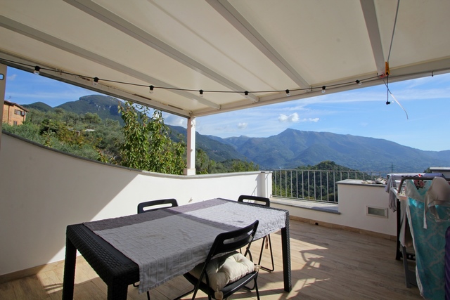 Rustico molto ben ristrutturato in piccolo borgo della Versilia con vista mare