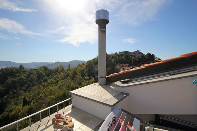 Rustico molto ben ristrutturato in piccolo borgo della Versilia con vista mare