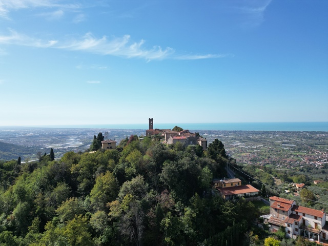 Rustico molto ben ristrutturato in piccolo borgo della Versilia con vista mare