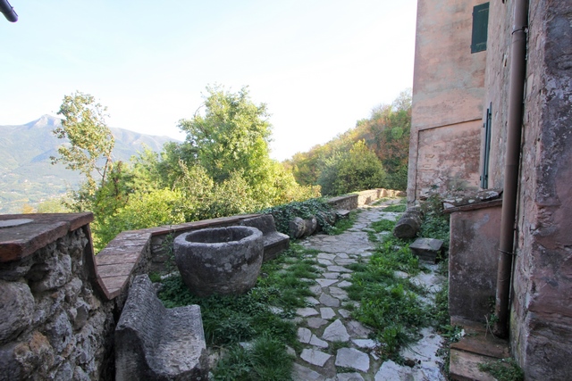 Antiker Wachturm mit Meerblick bei Bargecchia