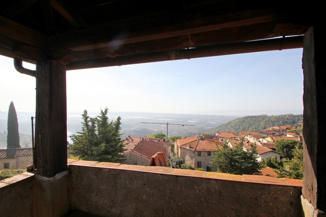 Antiker Wachturm mit Meerblick bei Bargecchia