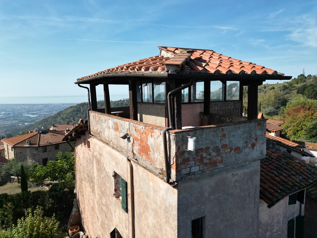 Antiker Wachturm mit Meerblick bei Bargecchia