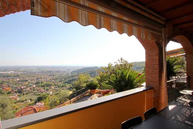 Villa in der Toskana mit Meerblick und eigenem Weinberg