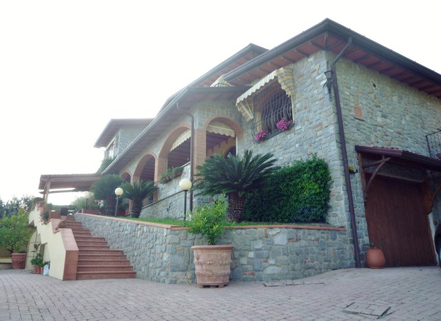 Villa in Toscana con vista sul mare e vigneto di proprietà