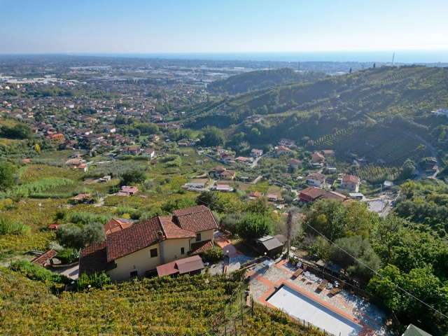 Villa in Toscana con vista sul mare e vigneto di proprietà