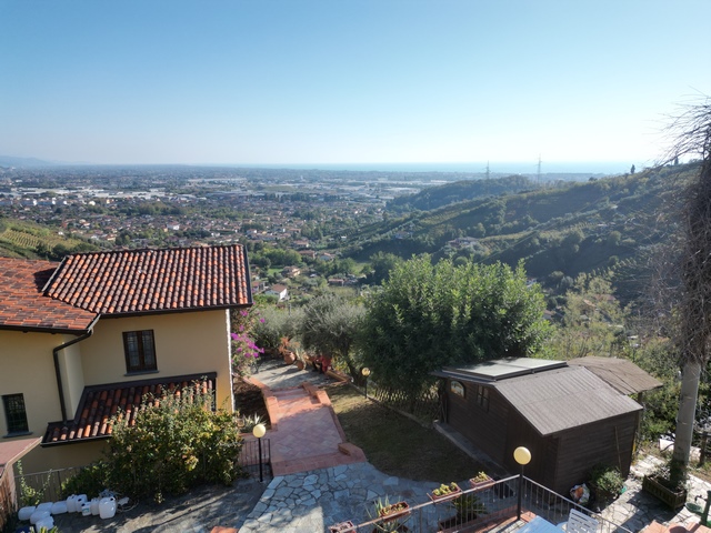 Villa in Toscana con vista sul mare e vigneto di proprietà