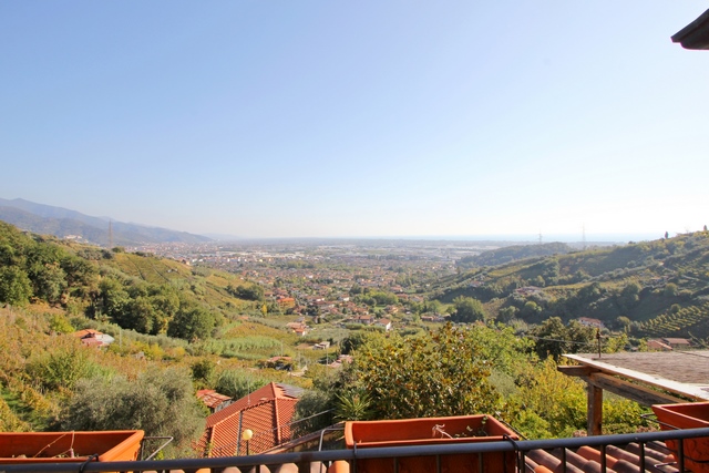 Villa in Toscana con vista sul mare e vigneto di proprietà