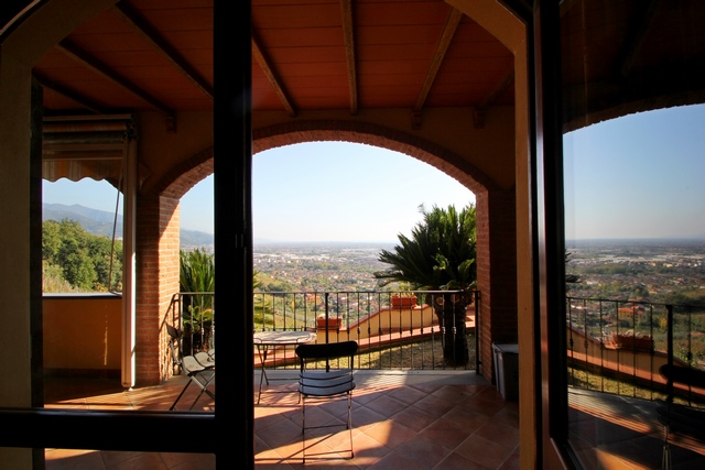 Villa in Toscana con vista sul mare e vigneto di proprietà