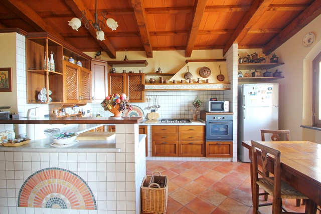 Villa in Toscana con vista sul mare e vigneto di proprietà