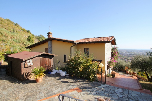 Villa in Toscana con vista sul mare e vigneto di proprietà