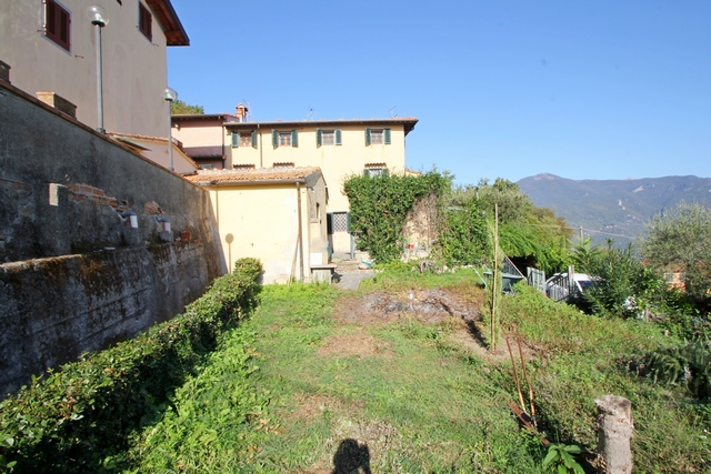 Casale ristrutturato con giardino vicino Camaiore