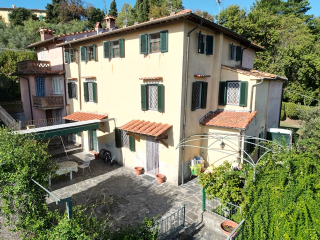 Großes Haus bei Camaiore mit Garten