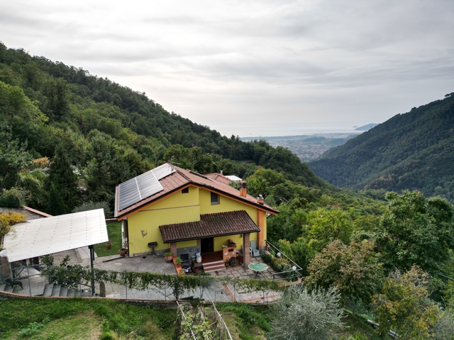 Neuwertiges Haus in den Hügeln von Massa mit Meerblick