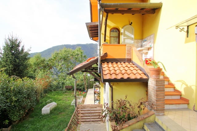 Casa nelle colline di Massa con vista mare