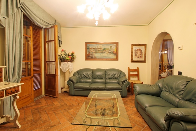 Elegante Villa con Piscina nel Centro di Camaiore – 3 Camere, Parcheggio