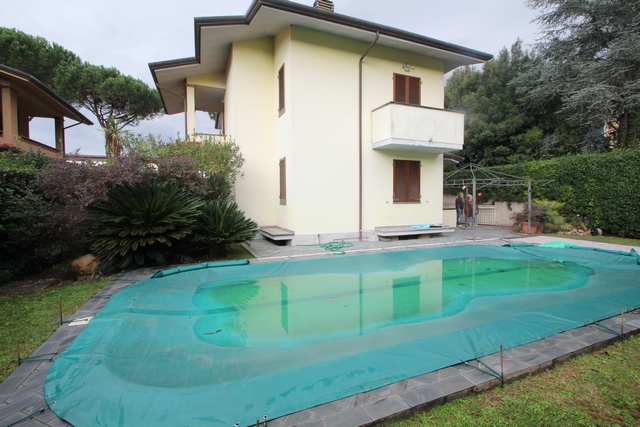 Elegante Villa con Piscina nel Centro di Camaiore – 3 Camere, Parcheggio