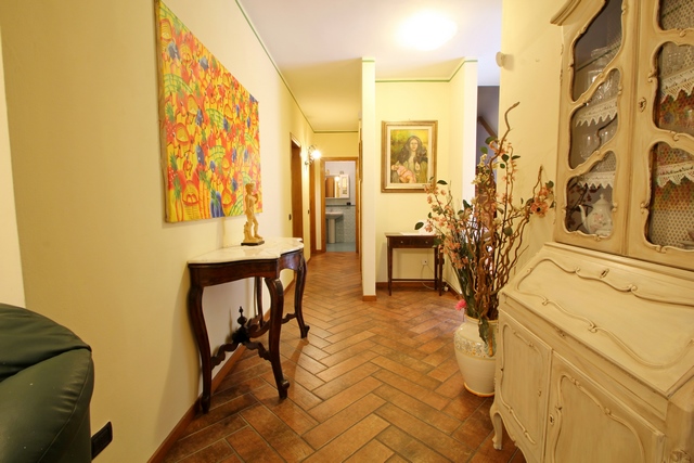 Elegante Villa con Piscina nel Centro di Camaiore – 3 Camere, Parcheggio