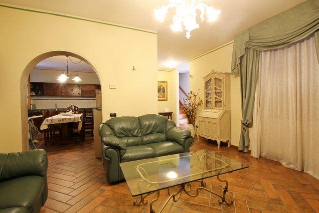 Elegante Villa con Piscina nel Centro di Camaiore – 3 Camere, Parcheggio