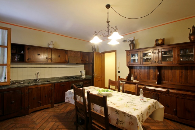Elegante Villa con Piscina nel Centro di Camaiore – 3 Camere, Parcheggio