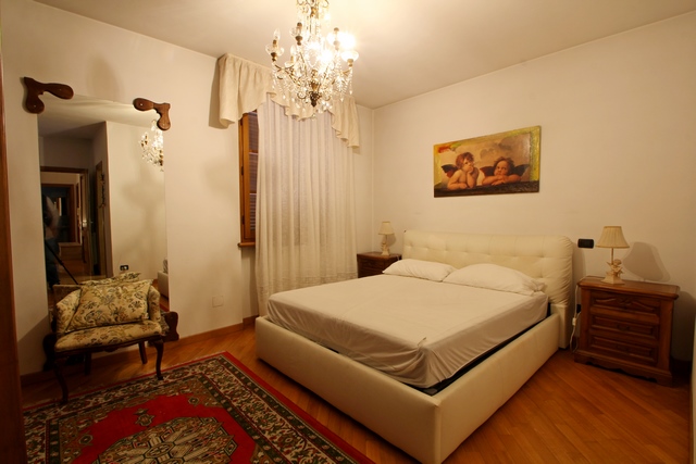 Elegante Villa con Piscina nel Centro di Camaiore – 3 Camere, Parcheggio