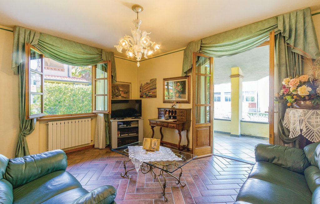 Elegante Villa con Piscina nel Centro di Camaiore – 3 Camere, Parcheggio