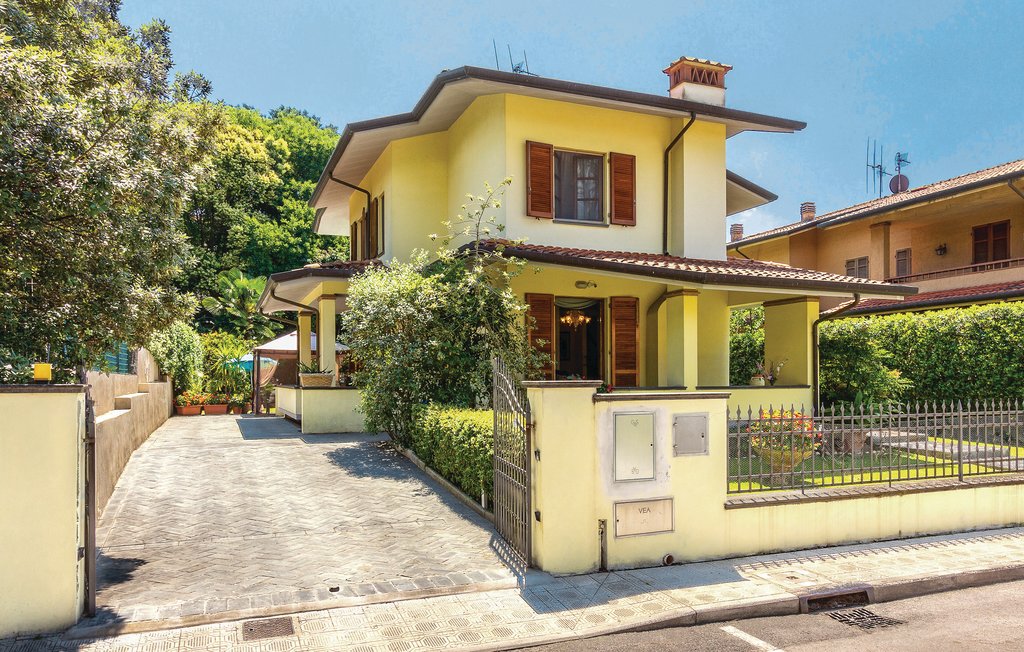 Elegante Villa con Piscina nel Centro di Camaiore – 3 Camere, Parcheggio