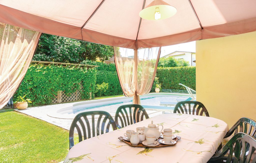 Elegante Villa con Piscina nel Centro di Camaiore – 3 Camere, Parcheggio