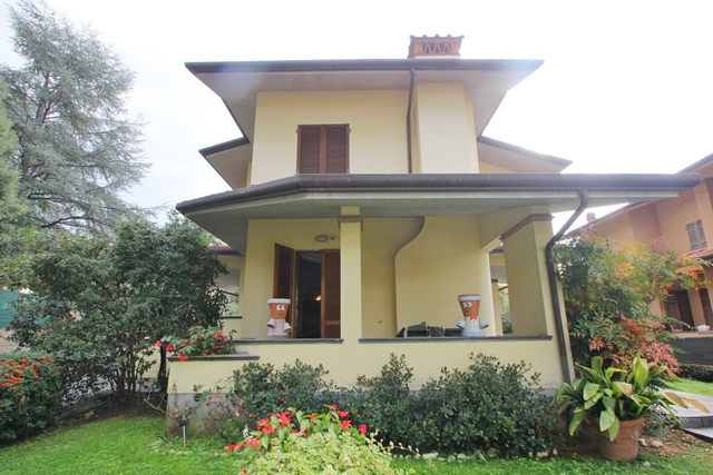Elegante Villa con Piscina nel Centro di Camaiore – 3 Camere, Parcheggio
