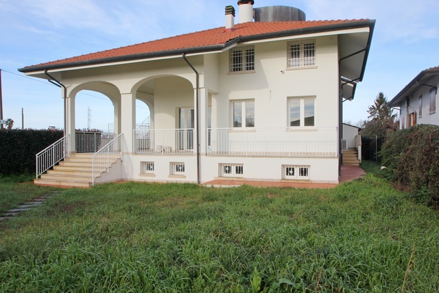 Large house in Massa-Montignoso