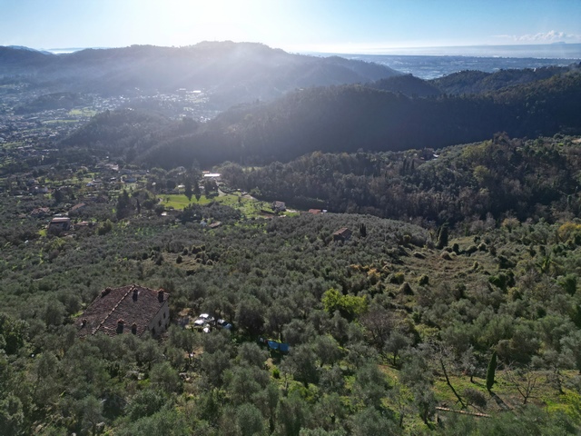 Casale con grande terreno  e vista mare