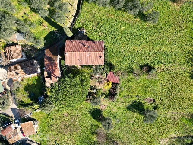 Casale toscano verso Camaiore con vista mare