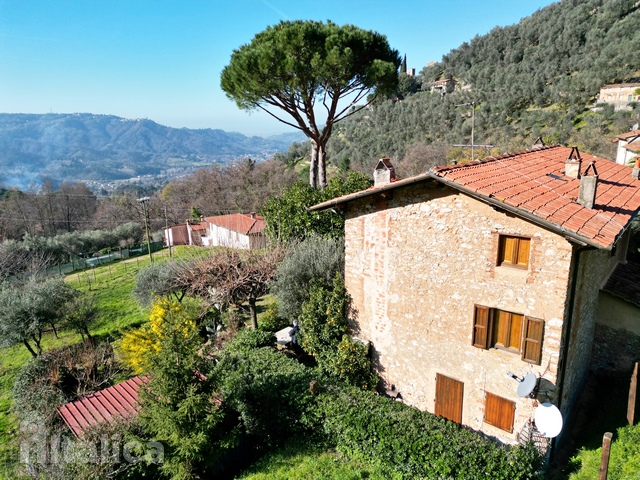 Casale toscano verso Camaiore con vista mare