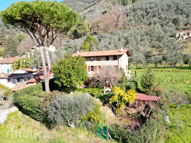 Casale toscano verso Camaiore con vista mare