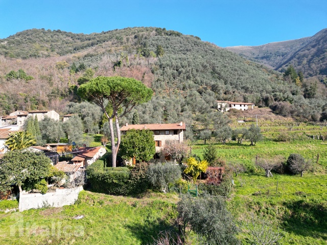 Casale toscano verso Camaiore con vista mare