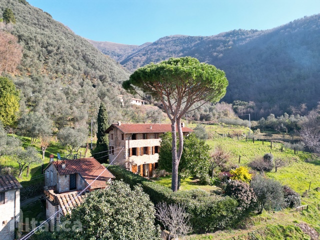 Typisches toskanisches Steinhaus bei Camaiore zum Wohlfühlen