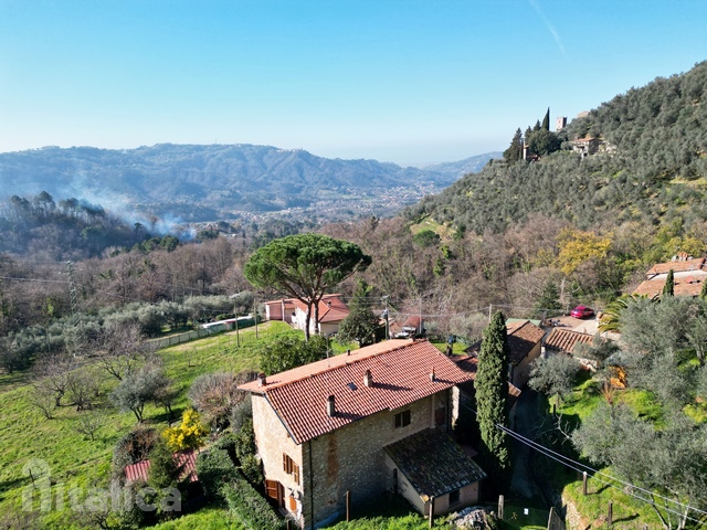 Casale toscano verso Camaiore con vista mare