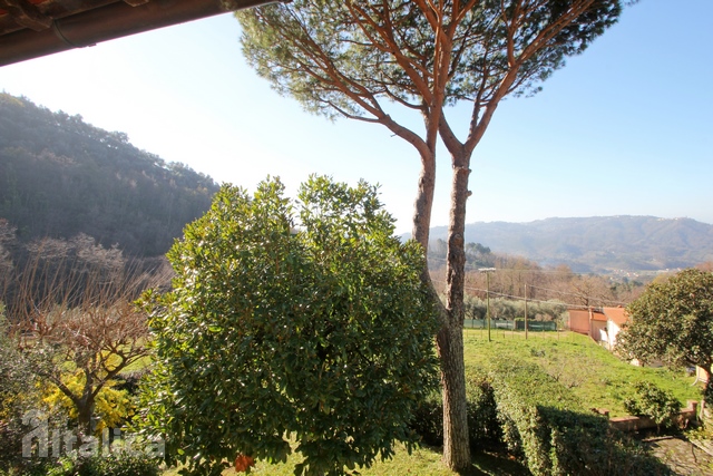 Casale toscano verso Camaiore con vista mare