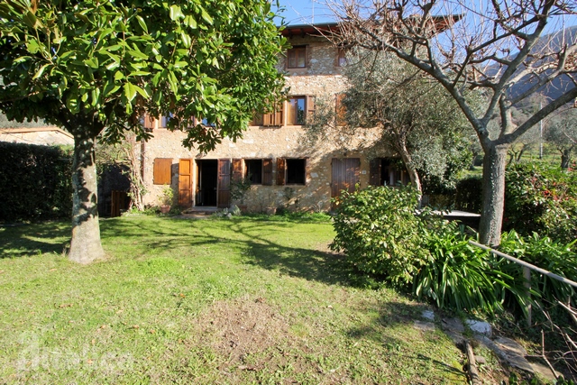 Casale toscano verso Camaiore con vista mare