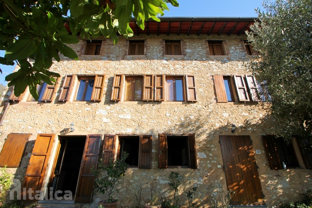 Casale toscano verso Camaiore con vista mare