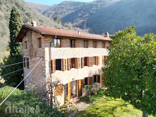 Casale toscano verso Camaiore con vista mare