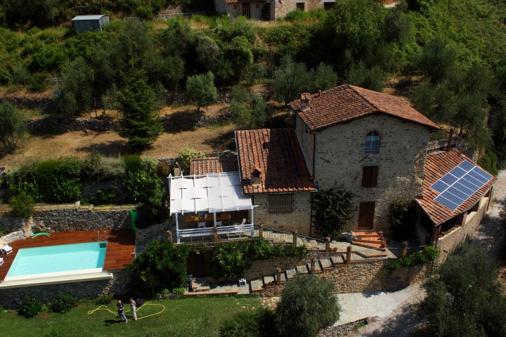 Casa in pietra perfettamente ristrutturata con piscina sopra Camaiore