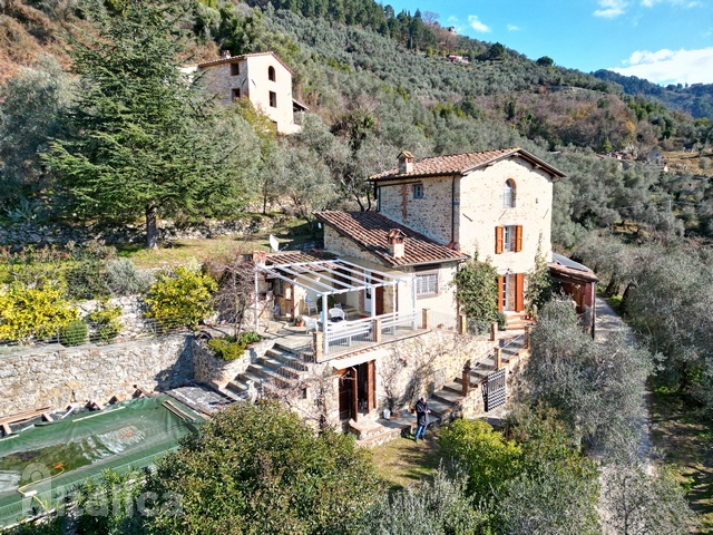 Perfectly restored stone house with pool above Camaiore